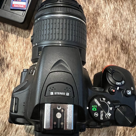 Nikon DSLR D5600 Camera with 18-55mm Lens , Camera Bag, Strap, Battery, Charger - Picture 4 of 10